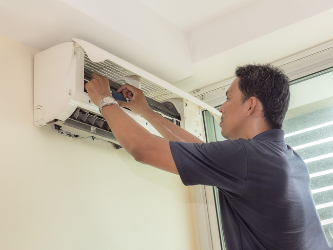 When to Call an Air Conditioner Repair Service: A Homeowner’s Guide